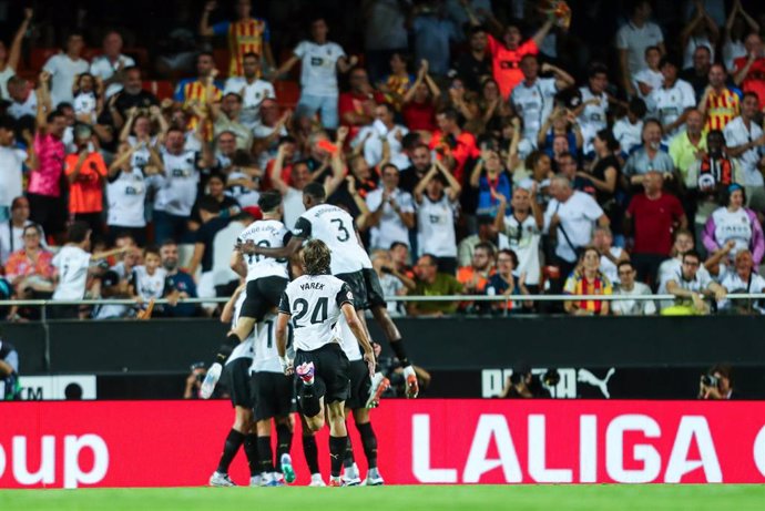 Los jugadores del Valencia celebran un gol ante el FC Barcelona en LaLiga EA Sports 24-25