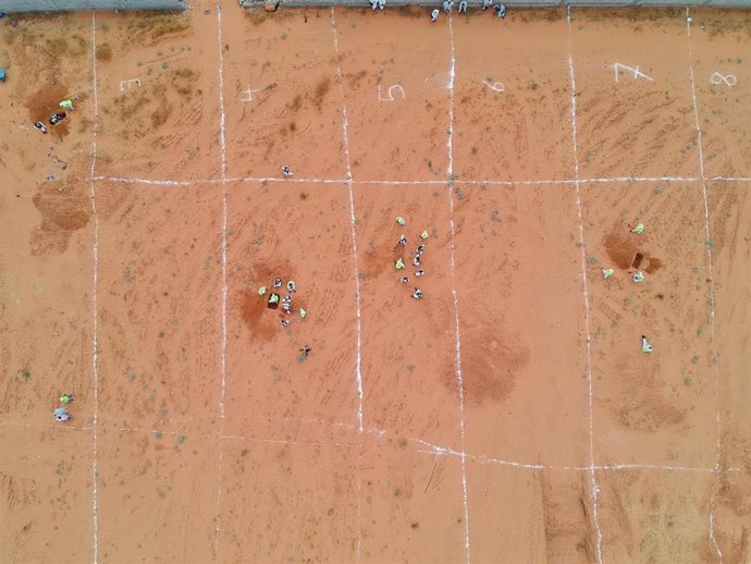 Archivo - Una foto aérea de las fosas comunes excavadas en Tarhuna, en Libia