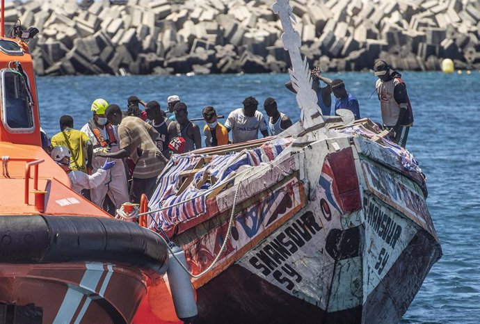 Varios migrantes desembarcan de un cayuco, en el puerto de La Restinga, a 29 de agosto de 2024, en El Hierro, Canarias (España). 