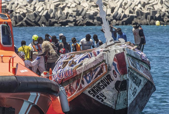 Varios migrantes desembarcan de un cayuco, en el puerto de La Restinga, a 29 de agosto de 2024, en El Hierro, Canarias (España). Un tercer cayuco ha llegado a primera hora de la tarde de este jueves, 29 de agosto, al puerto de La Restinga con 205 migran