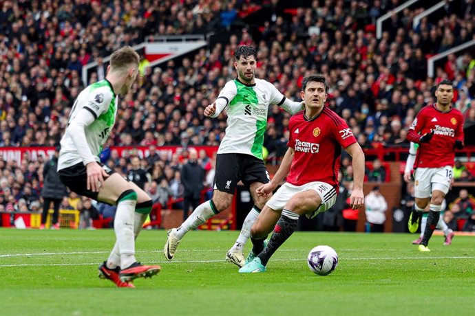 Archivo - Dominik Szoboszlai of Liverpool and Harry Maguire (5) of Manchester United during the English championship Premier League football match between Manchester United and Liverpool on 7 April 2024 at Old Trafford in Manchester, England - Photo Nigel