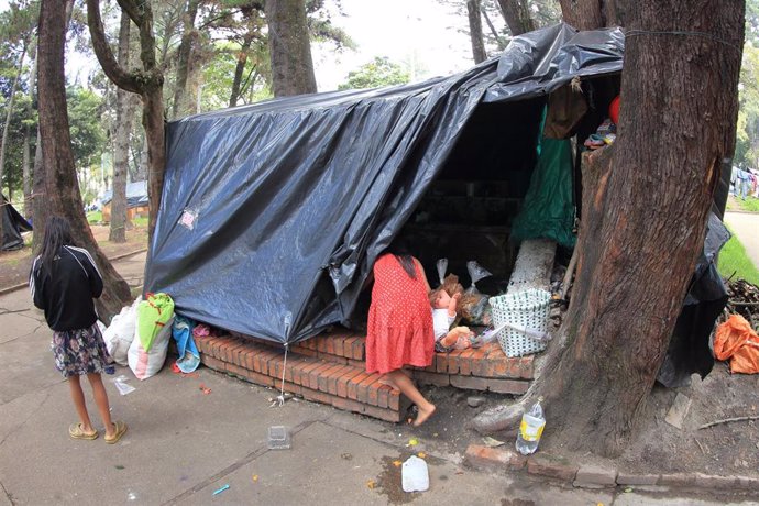 Archivo - Indígenos desplazados por los enfrentamientos con el ELN en un campamento improvisado