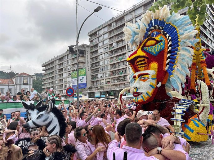 La carroza 'Una y mil veces' de la asociación Mi vida loca gana la Batalla de Flores de Laredo 2024.