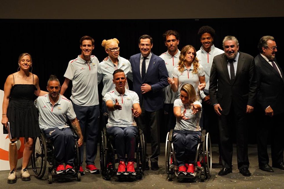 Archivo - El presidente de la Junta de Andalucía, Juanma Moreno, ha asistido en el Museo Picasso de Málaga a la presentación de las equipaciones para los Juegos Paralímpicos de París 2024.
