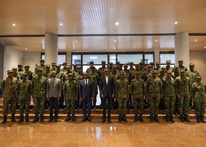 El presidente de Ruanda, Paul Kagame, con altos mandos militares