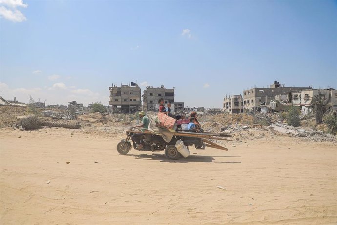 Civiles palestinos en Jan Yunis, en el sur de la Franja de Gaza