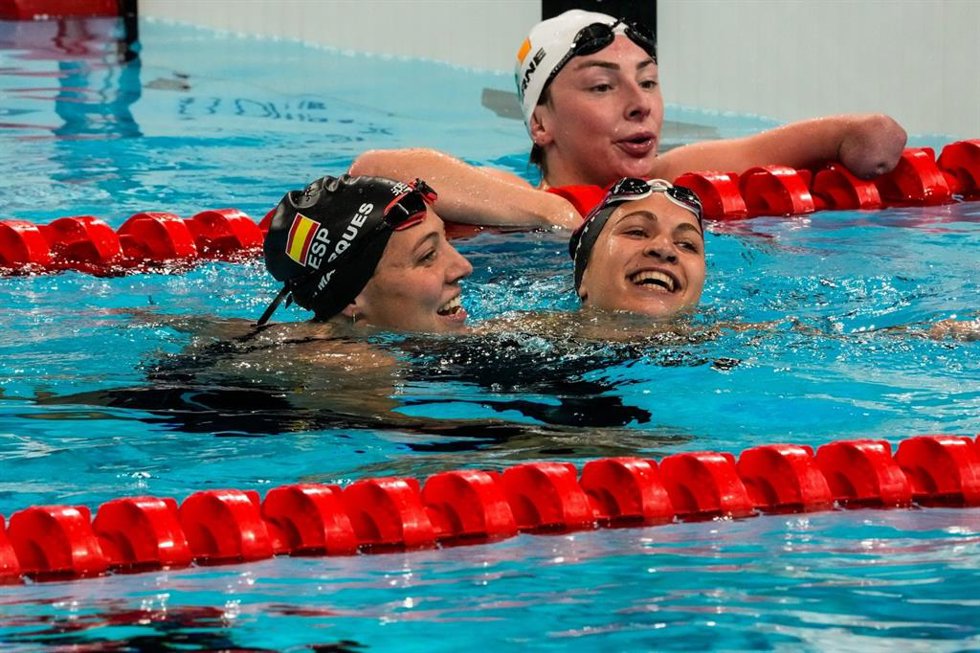 Anastasiya Dmytriv felicitada por Nuria Marqus tras ganar el oro en los 100 metros braza SB8