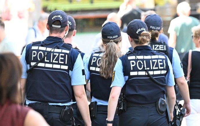 29 August 2024, Baden-Wuerttemberg, Stuttgart: A police patrol walks through the wine village on Schillerplatz in the city center. Photo: Bernd Weibrod/dpa