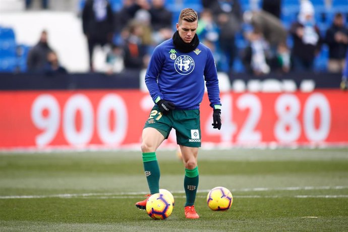 Archivo - Giovani Lo Celso, en un calentamiento con el Betis.