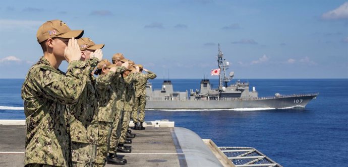 Archivo - STYLELOCATIONU.S. Navy sailors aboard the Nimitz-class aircraft carrier USS Carl Vinson salute as the Japan Maritime Self-Defense Force Murasame-class destroyer JS Ikazuchi passes alongside during joint operations September 19, 2021 in the Phili