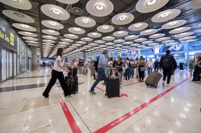 Varias personas con maletas en la terminal T4 del aeropuerto Adolfo Suárez Madrid-Barajas, a 30 de agosto de 2024, en Madrid (España).  