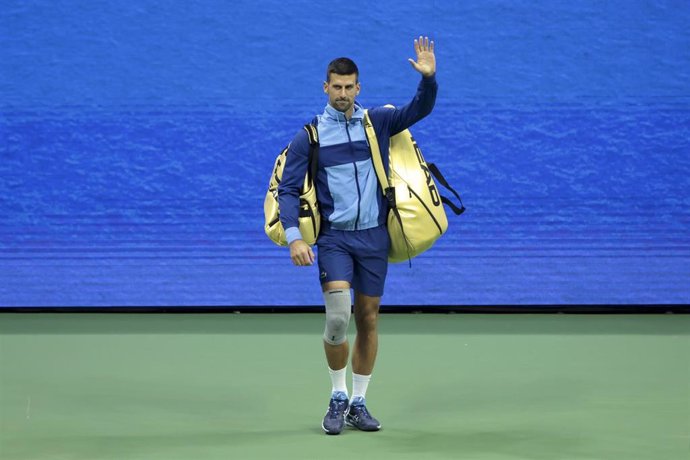 El tenista serbio Novak Djokovic abandonando la pista Arthu Ashe.