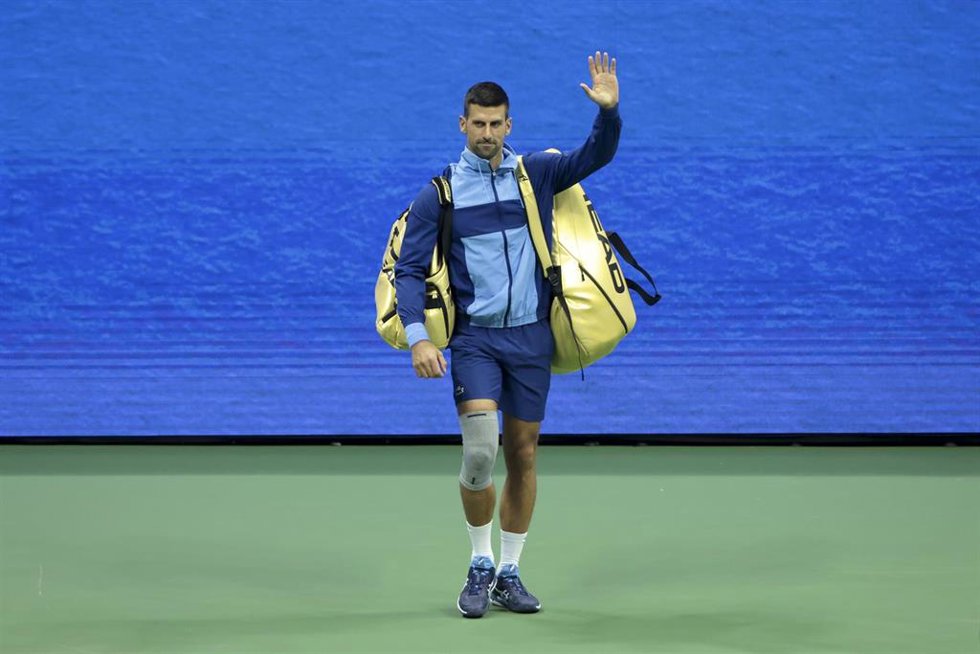 El tenista serbio Novak Djokovic abandonando la pista Arthu Ashe.