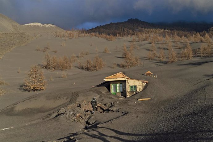 Archivo - Una casa cubierta de ceniza, en la zona de exclusión próxima al volcán de Cumbre Vieja, a 17 de diciembre de 2021, en La Palma, Canarias (España). Según el último informe de la Dirección de Seguridad Nacional (DSN), el proceso eruptivo sigue sin