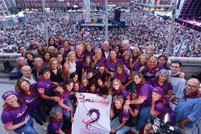 El alcalde, Jesús Julio Carnero, junto a las allkirias y a los miles de vallisoletanos que asistieron al pregón de fiestas en Valladolid