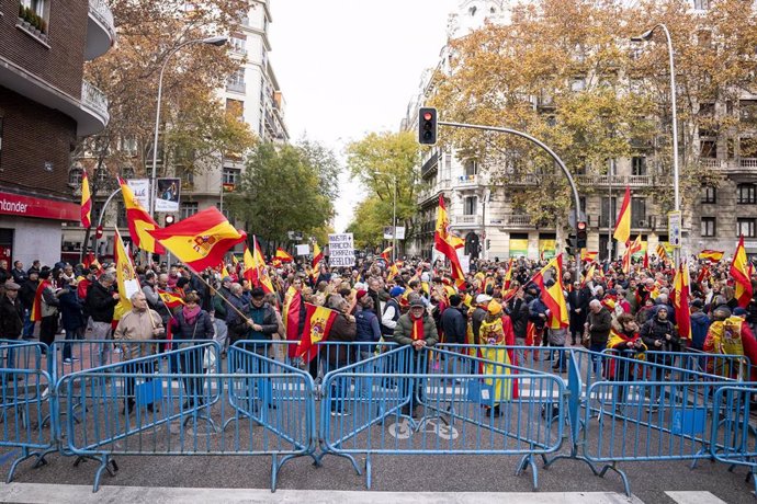 Archivo - Manifestantes concentrados junto a la sede del PSOE en Madrid en protesta por la ley de amnistía