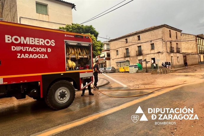 Zaragoza.- Bomberos de la DPZ limpian el barro de las calles de Cetina tras la fuerte tromba de agua