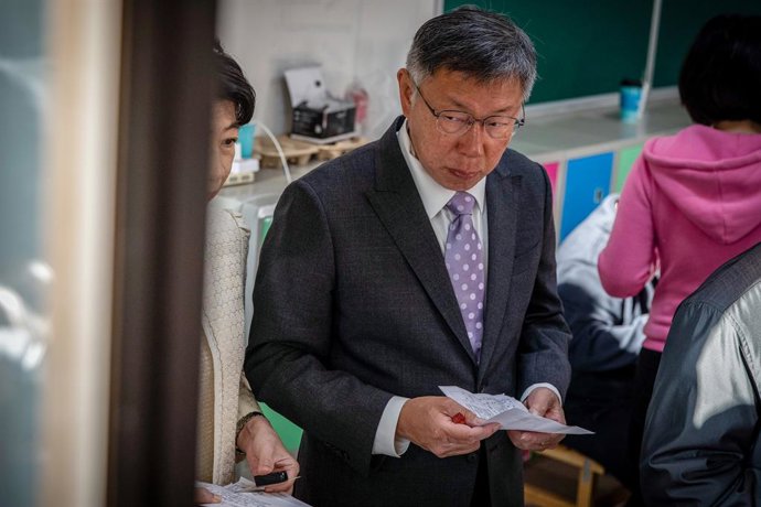Archivo - January 13, 2024, Taipei, Taiwan: TPP Presidential Candidate Ko Wen-je and his wife Chen Pei-chi wait in a queue at a polling station. The Taiwan People's Party (TPP) President Candidate Ko Wen-je voted on the election day for the Taiwan Preside