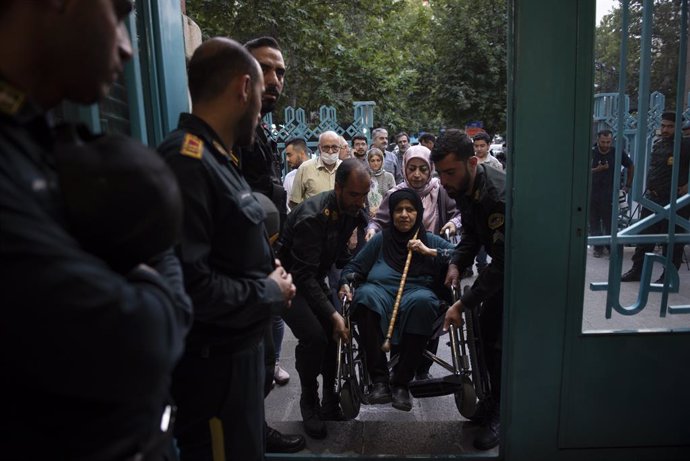 Archivo - June 28, 2024, Tehran, Tehran, Iran: Police officers carry a woman during the Iranian presidential election at a polling station in Tehran, Iran, Friday, June 28, 2024. Iranians voted Friday in a snap election to replace the late President Ebrah