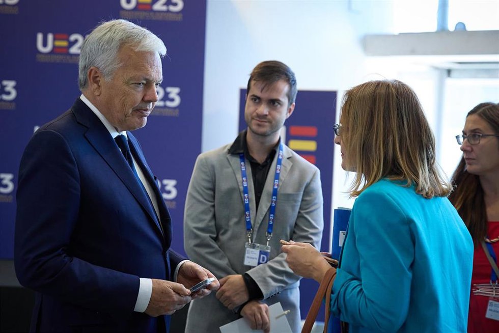 Archivo - El comisario de Justicia, Didier Reynders (i), en el Módulo Permanente de la Presidencia española del Consejo de la Unión Europea (UE), en Ifema, a 10 de octubre de 2023.