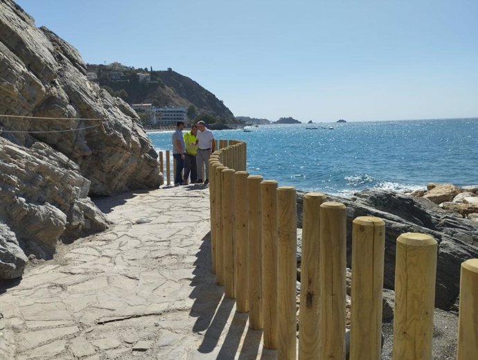 Archivo - Accesos a la playa de El Muerto, en Almuñécar, en imagen de archivo