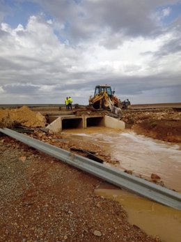 Trabajos de reparación de la vía este sábado en Blancas tras la tromba de agua. (Teruel)