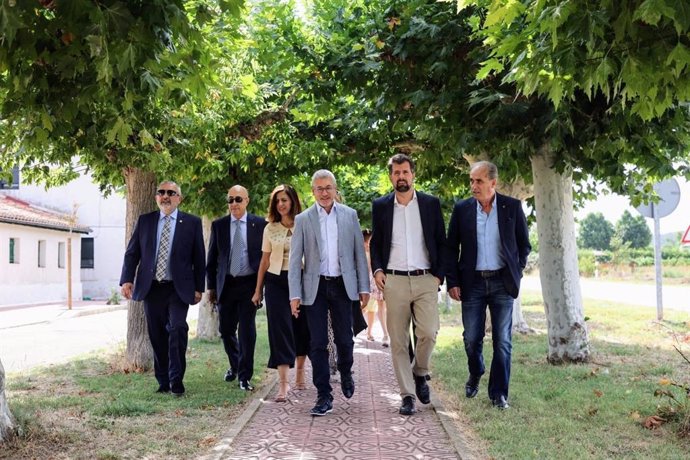 El líder del PSCyL, Luis Tudanca, junto al secretario de Estado de Medio Ambiente, Hugo Morán, y la secretaria general del PSOE de Burgos, Esther Peña, en La Vid