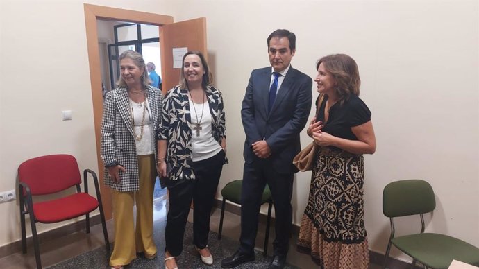 El consejero de Justicia, Administración Local y Función Pública, José Antonio Nieto, junto a la delegada territorial del ramo en Cádiz, Ana Bertón.