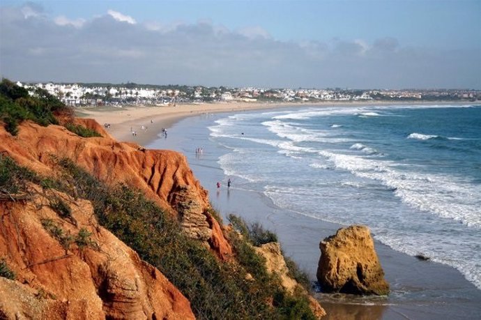 Archivo - Playa de la Barrosa en Chiclana