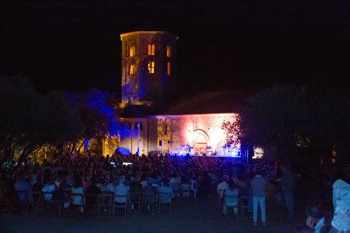 Actuació de la cantant Maria del Mar Bonet per la celebració del mil·lenari de la col·legiata romànica de Sant Pere