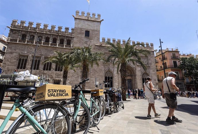 Archivo - Varios turistas recorren la ciudad de València