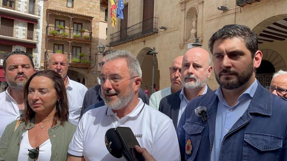 Nolasco, a la derecha, en su comparecencia de este sábado en Mora de Rubielos.