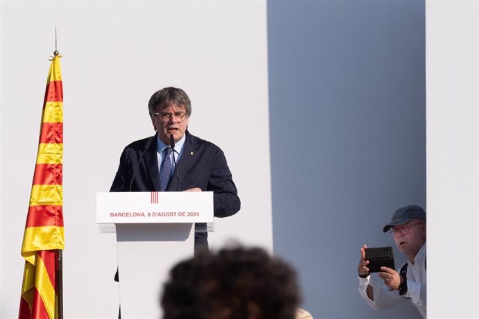 El expresidente de la Generalitat de Catalunya Carles Puigdemont interviene en un acto de bienvenida organizado por entidades independentistas en el paseo Lluís Companys, a 8 de agosto de 2024, en Barcelona (Catalunya)