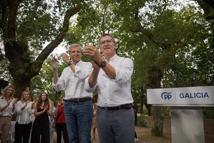 El presidente de la Xunta de Galicia y presidente del PPdeG, Alfonso Rueda (i), y el presidente del PP, Alberto Núñez Feijóo (d), durante la inauguración del nuevo curso político del Partido Popular, en Carballeira de San Xusto, a 31 de agosto de 2024, en