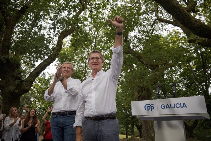 El presidente de la Xunta de Galicia, Alfonso Rueda (i), y el presidente del PP, Alberto Núñez Feijóo (d), durante la inauguración del nuevo curso político del Partido Popular, en Carballeira de San Xusto, a 31 de agosto de 2024, en  Galicia (España).