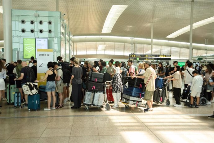 Archivo - Un grupo de personas hacen colas en el aeropuerto de Josep Tarradellas Barcelona-El Prat, a 19 de julio de 2024, en Barcelona (Catalunya)