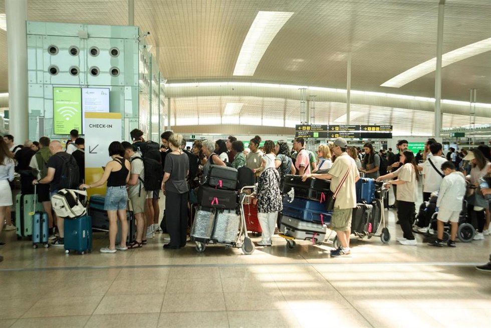 Archivo - Un grupo de personas hacen colas en el aeropuerto de Josep Tarradellas Barcelona-El Prat, a 19 de julio de 2024, en Barcelona (Catalunya)
