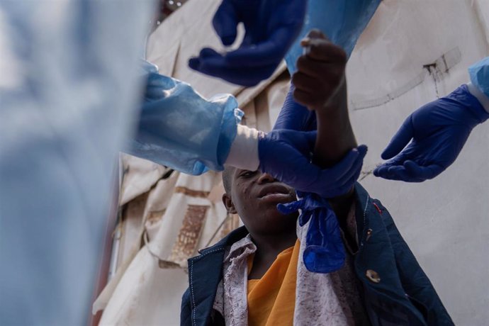 Un niño recibe tratamiento contra el mpox en República Democrática del Congo 