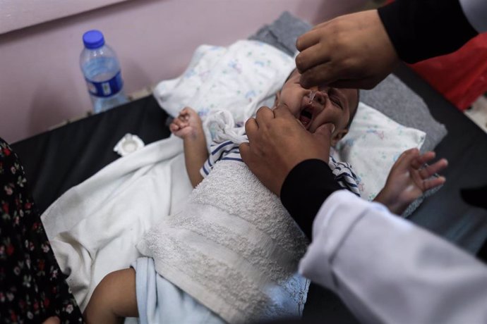 Un niño palestino recibe la vacuna contra la polio en el hospital de Nasser, en la Franja de Gaza, a 31 de agosto de 2024.