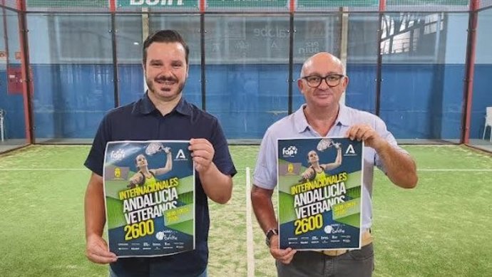 El concejal de Deportes, José Ignacio González, junto al delegado federativo en Cádiz, Fran Pérez, presentan la prueba de pádel.