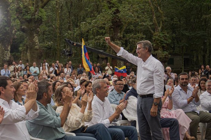 El presidente del PP, Alberto Núñez Feijóo (c), durante la inauguración del nuevo curso político del Partido Popular, en Carballeira de San Xusto, a 31 de agosto de 2024, en Cerdedo-Cotobade, Pontevedra, Galicia (España). Feijóo elige, por tercer año cons