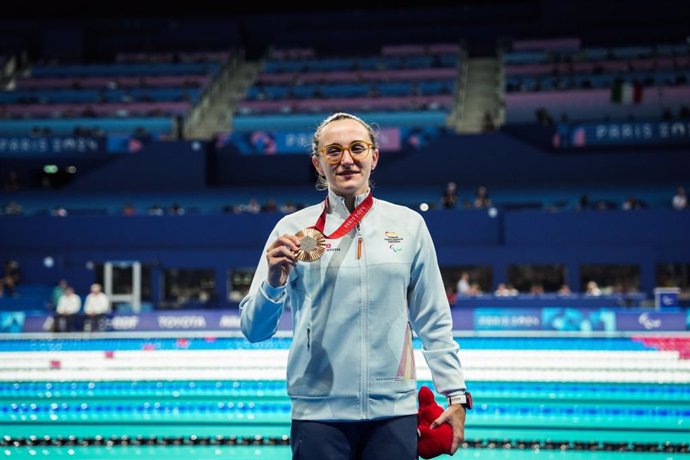 La nadadora española María Delgado posa con su medalla de bronce en los 100 metros espalda S12 de Paris 2024