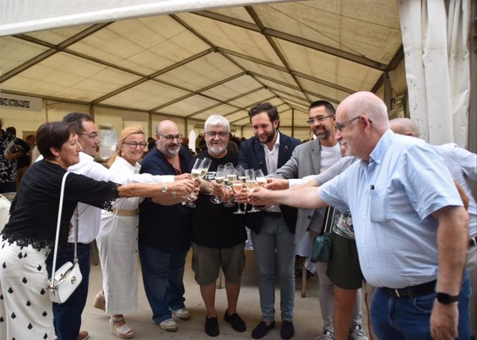 El alcalde de Monzón y presidente de la DPH, Isaac Claver, junto a organizadores y amigos de Replega.