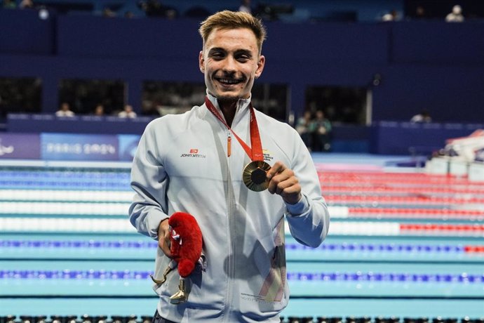 El nadador español Íñigo Llopis posa con su medalla de oro en los Juegos Paralímpicos de París