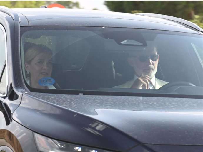 El rey Felipe VI llega junto a la Infanta Cristina a la boda de Victoria López-Quesada y Enrique Moreno de la Cova.