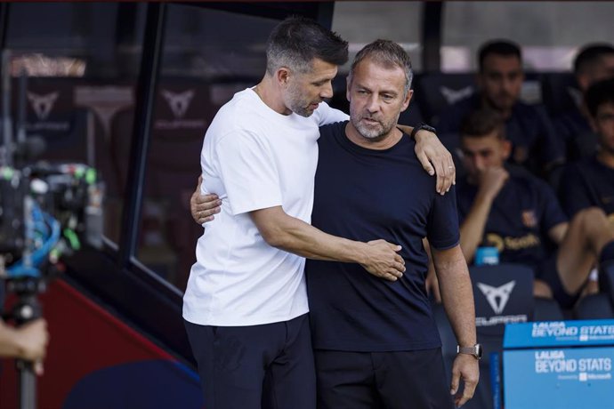 Hansi Flick junto a Paulo Pezzolano en el FC Barcelona-Real Valladolid