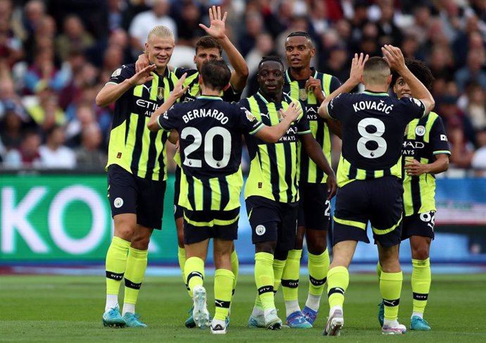 31 August 2024, United Kingdom, London: Manchester City's Erling Haaland (L) celebrates scoring their side's second goal of the game during the English Premier League soccer match between West Ham United and Manchester City at the London Stadium. Photo: R