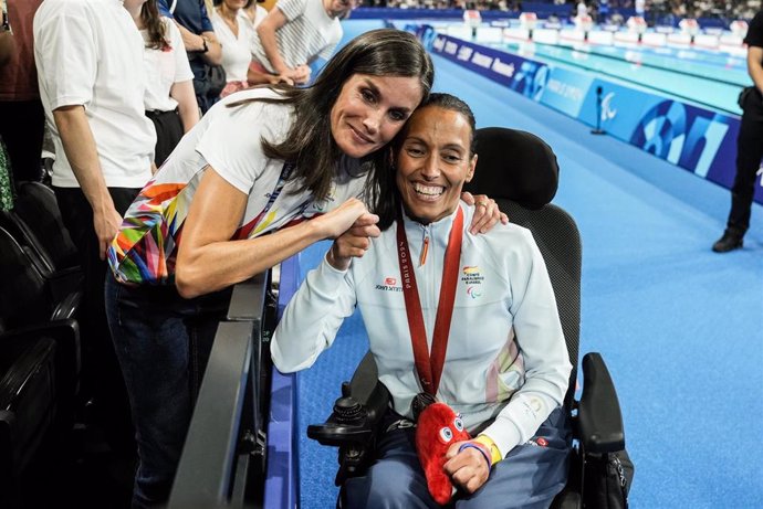 SM la Rina Letizia saluda a Teresa Perales tras conseguir la medalla de bronce en la final del 50 m espalda S2 en los Juegos Paralímpicos de París