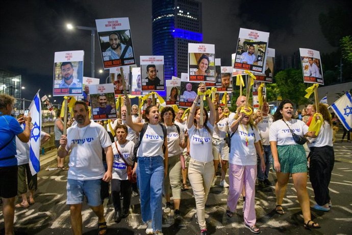 Manifestantes en Tel Aviv, Israel, protestan contra la política de Benjamin Netanyahu y piden la liberación de los rehenes 