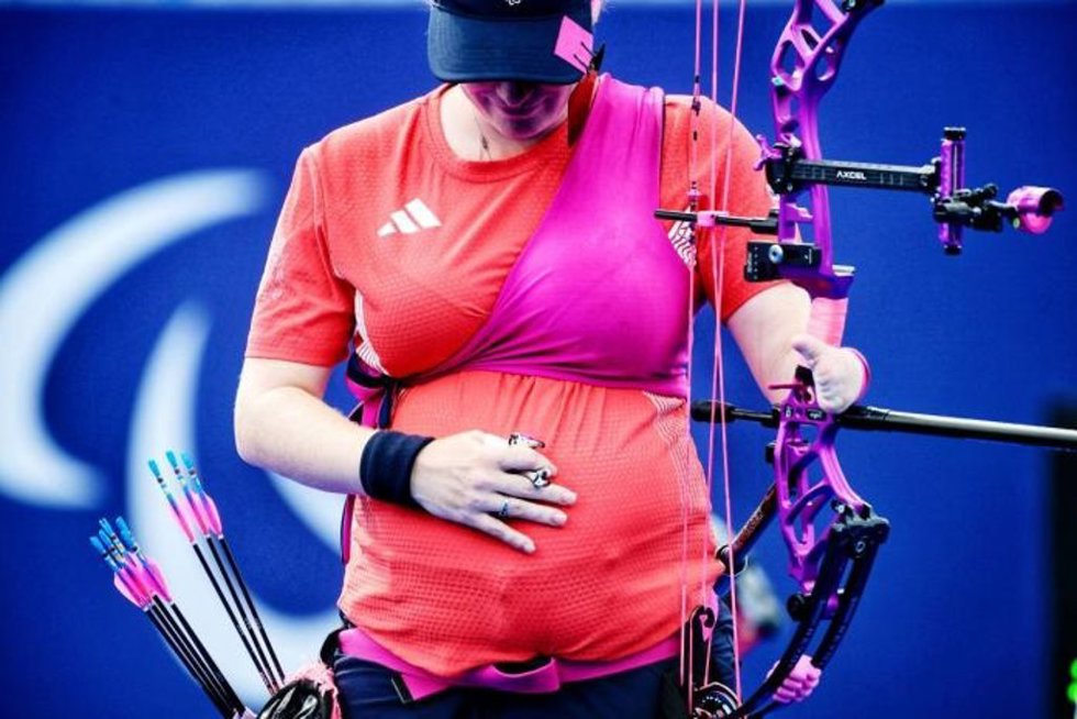 La arquera británica Jodie Grinham se toca la barriga durante su participación en Paris 2024